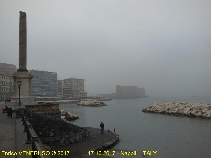 Napoli baciata dalla nebbia - 2.jpg